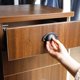 thumbnail image 5 of Tiradores clásicos en forma de arco para muebles de cocina, pomo de tirador de hierro moderno en bronce nostálgico, resistente al desgaste con fácil instalación para gabinetes, cajones, baños,, 5 of 6