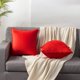 thumbnail image 5 of Paquete de 2 cubiertas de almohada decorativa con pompones de almohada de terciopelo cuadrado para el sofá dormitorio rojo 18 x 18 pulgadas 45x45 cm Sincero  electrónico, 5 of 7