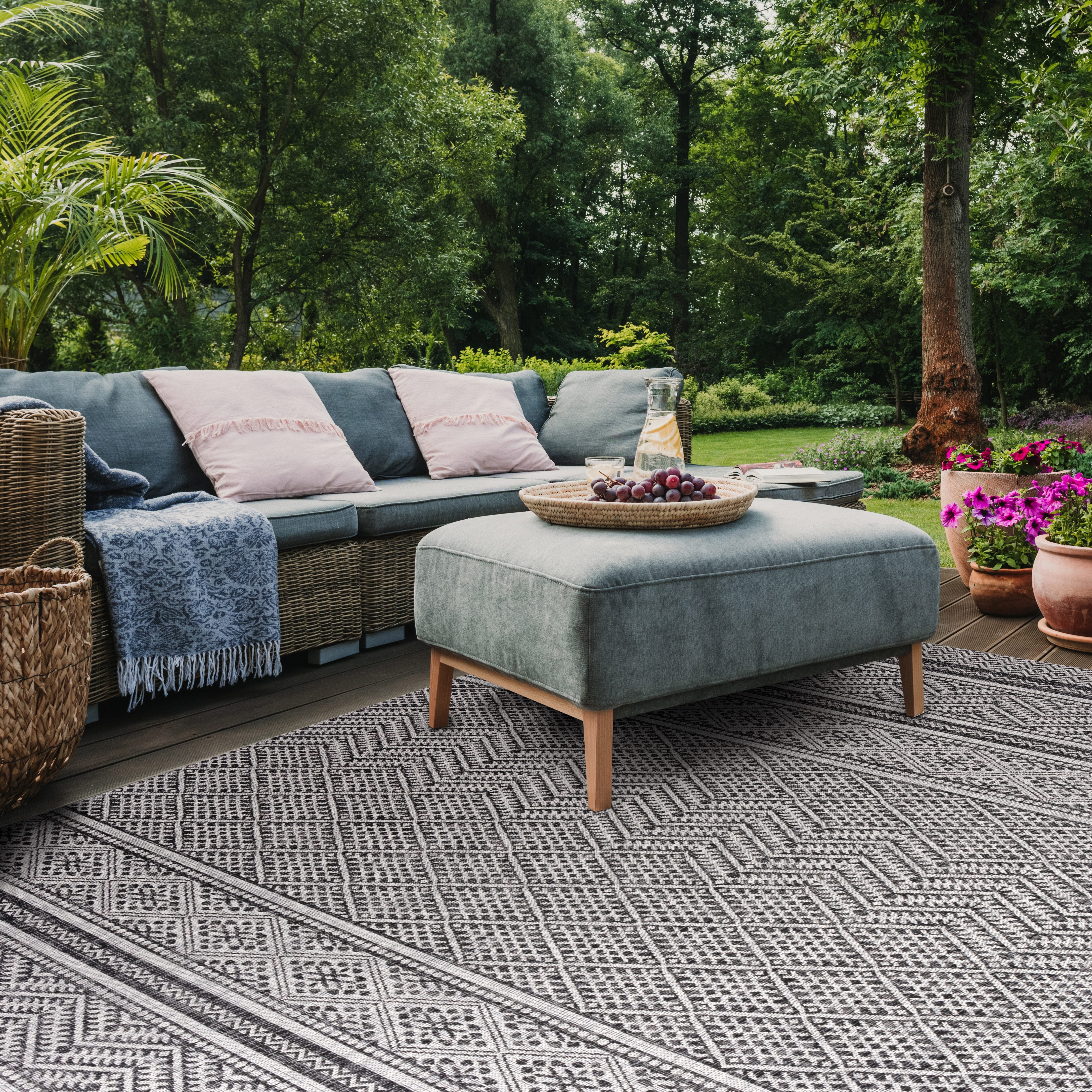 SAFAVIEH Courtyard Eric Geometric Chevron Indoor/Outdoor Area Rug, 5'3" x 7'7", Black/Grey
