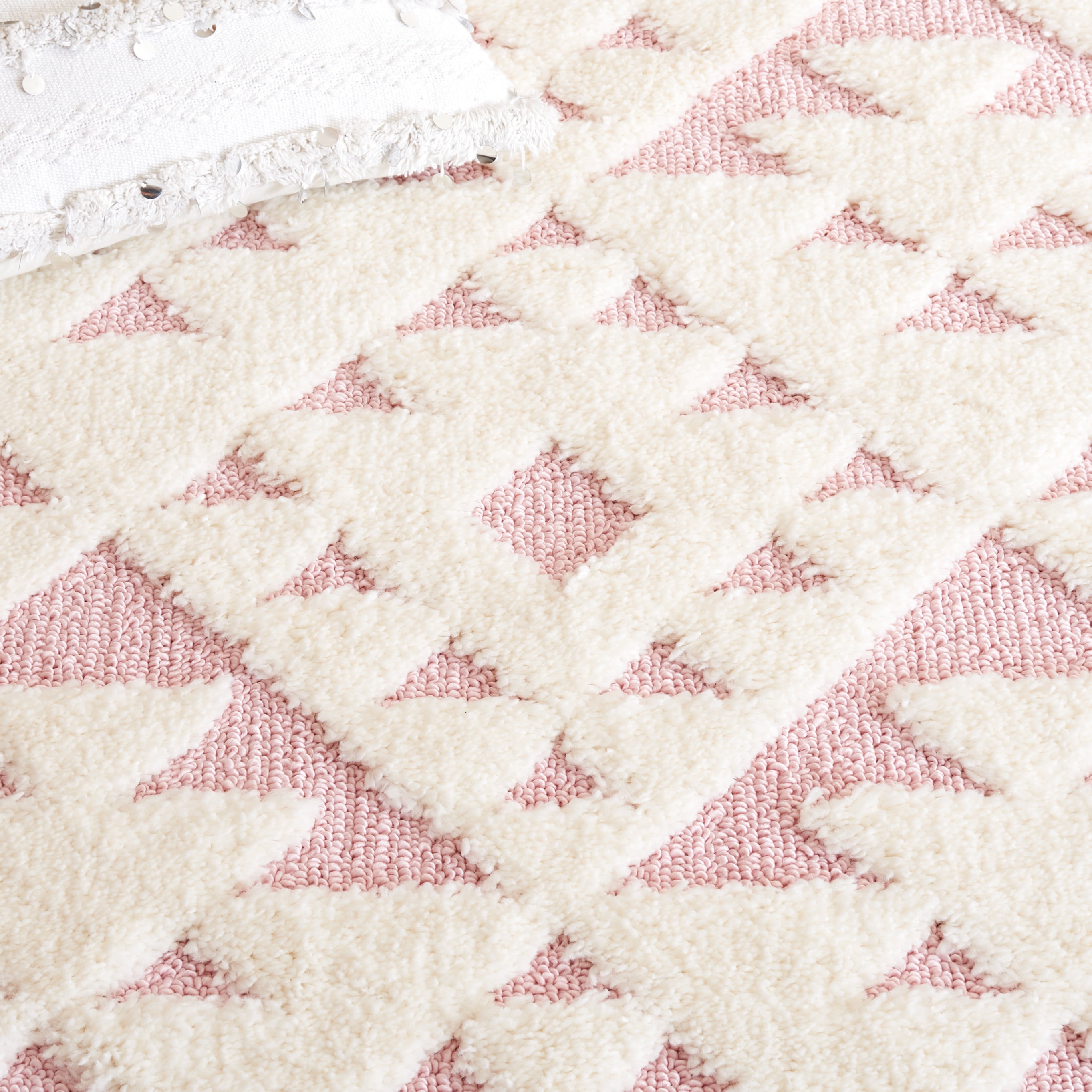 Safavieh Moroccan Tassel Larry Geometric Shag Area Rug, Ivory/Pink, 3' x 3' Round
