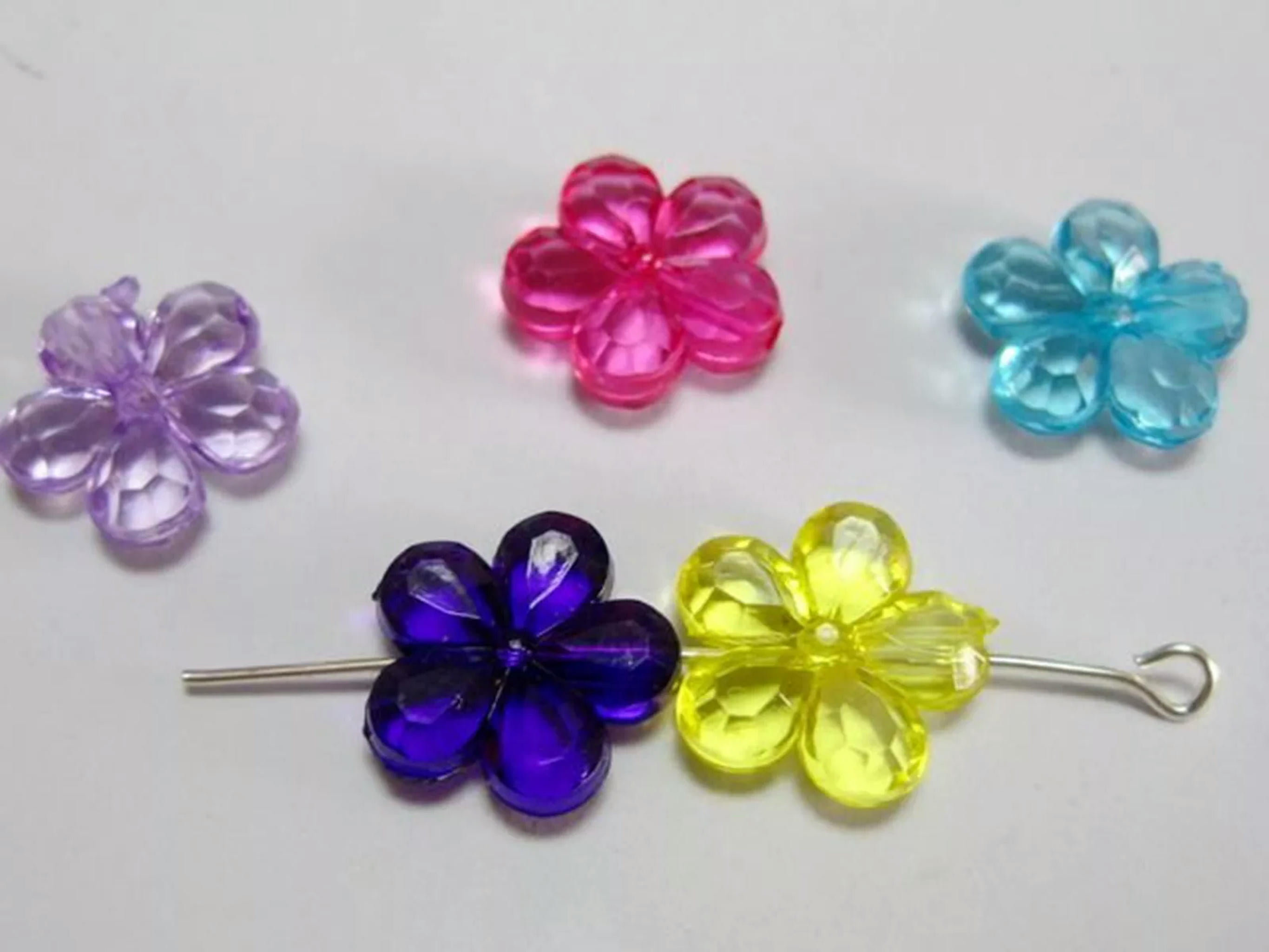 U8MO 500 Mixed Colour Transparent Faceted Acrylic Flower Beads 14mm Craft DIY