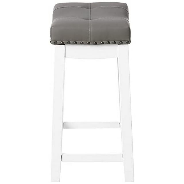 Angel Line Cambridge bar Tabouret, Hauteur de 24 Pouces, Vue Orientée vers l'Avant. Comprend un Cadre en Bois Blanc avec un Repose-Pieds et un Siège Rembourré Gris avec Détails Capitonnés et Garniture de Clous Décoratifs. Fait Partie d'Un Ensemble de 2 Tabourets Conçus pour la Cuisine Ou les Sièges de Salle à Manger.