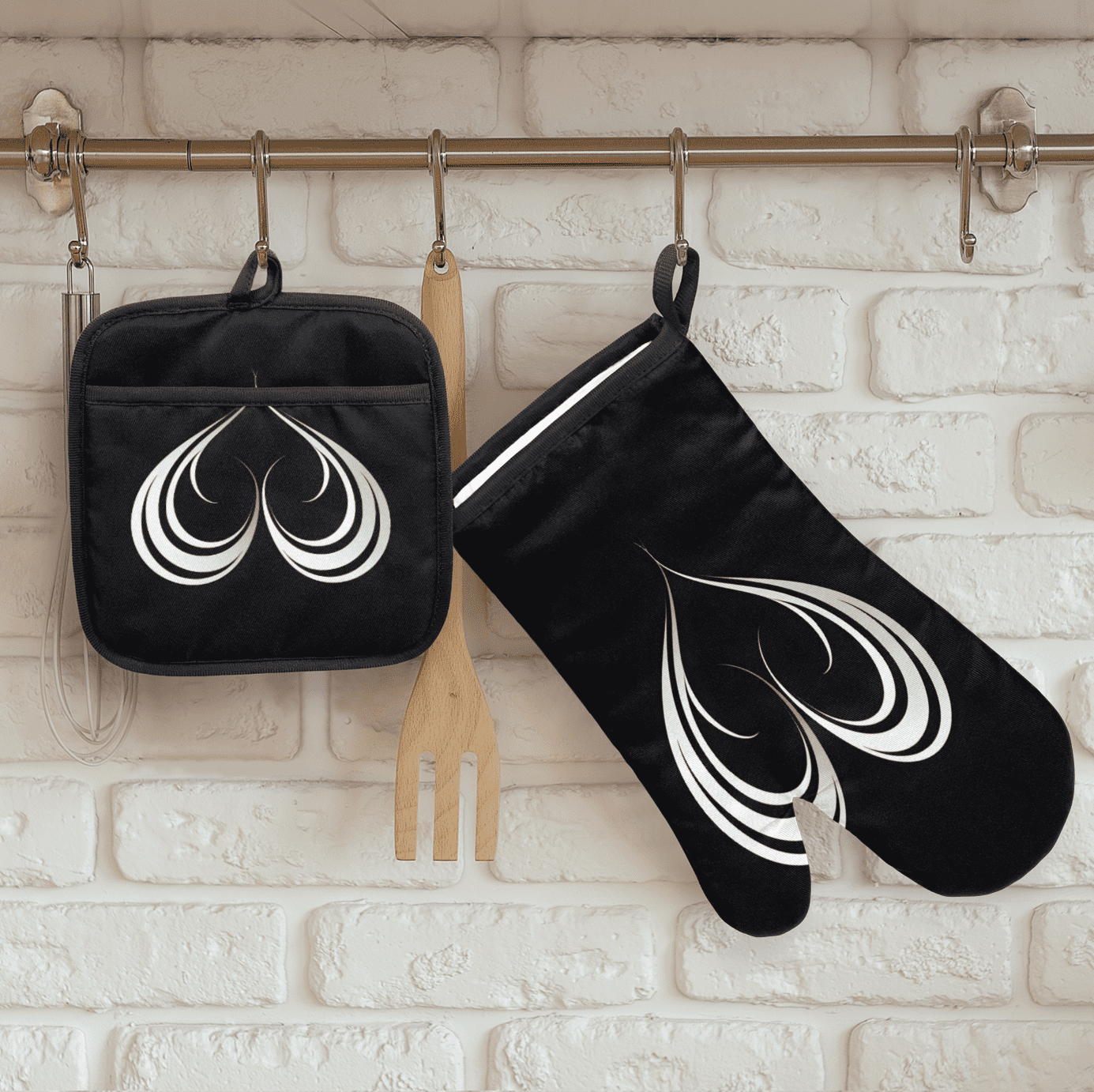 CURLYOOT Black And White Heart Oven Mitts and Pot Holders Sets of 2, Non-Slip Washable Hot Pads and Oven Gloves for Kitchen Cooking Baking