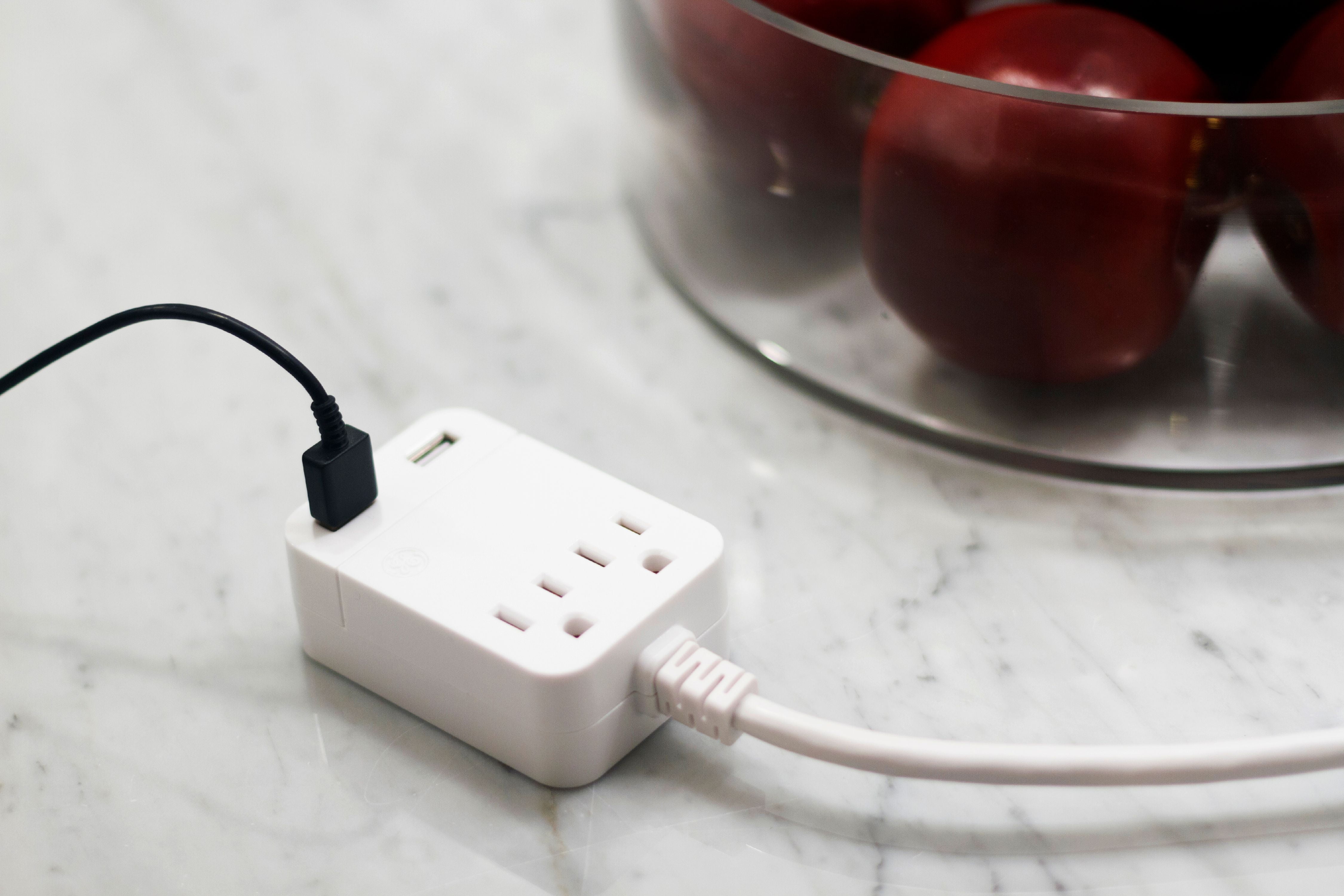 ストームコード Hyper Tough Surge Protector with 8 Outlets, 2 USB Ports, 10