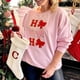 thumbnail image 3 of Sudadera navideña con estampado de Papá Noel y letras, hombros caídos, manga larga, informal, holgada, cuello redondo, para mujer, para festivales y fiestas, 3 of 4