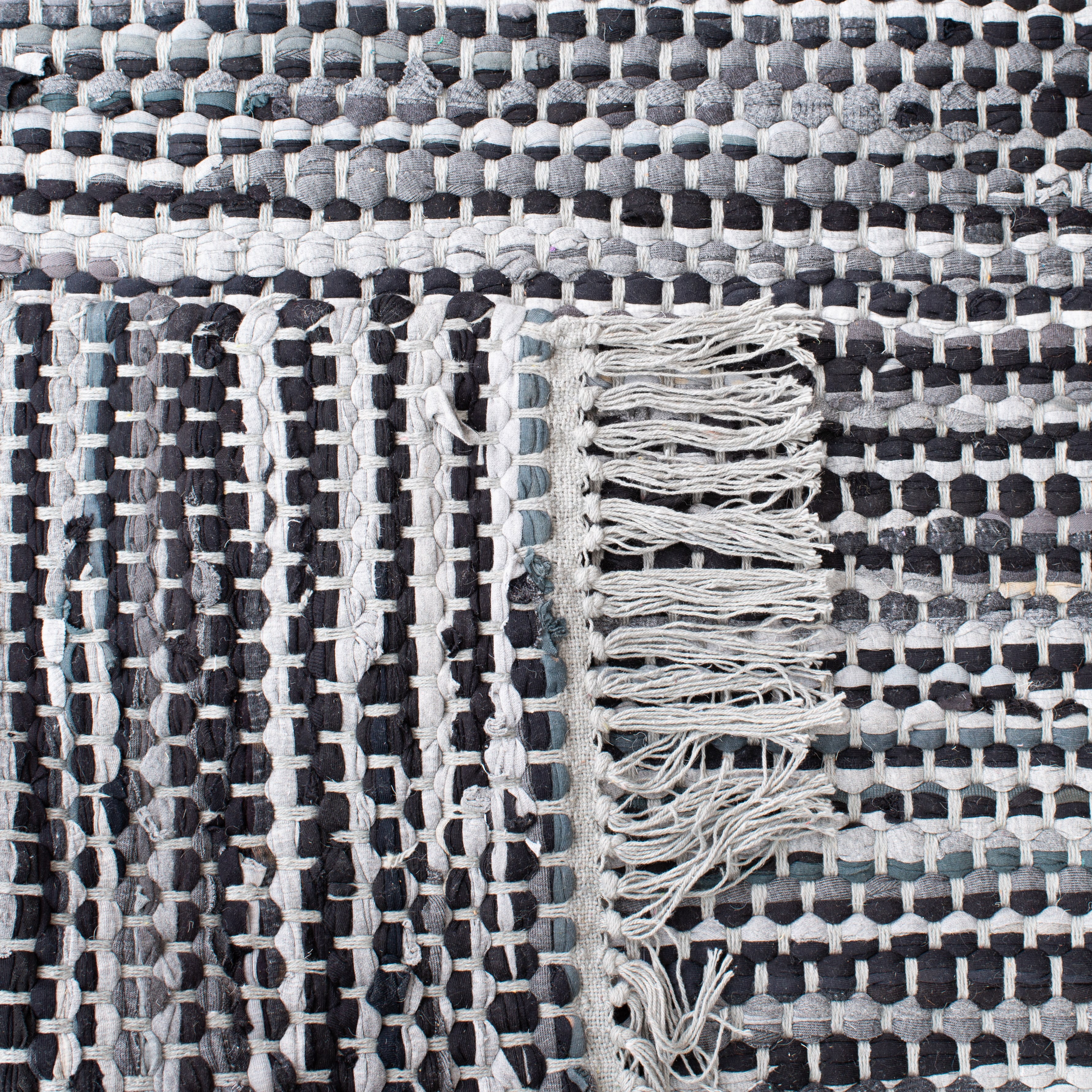 SAFAVIEH Montauk Renae Distressed Area Rug, Grey/Black, 6' x 9'