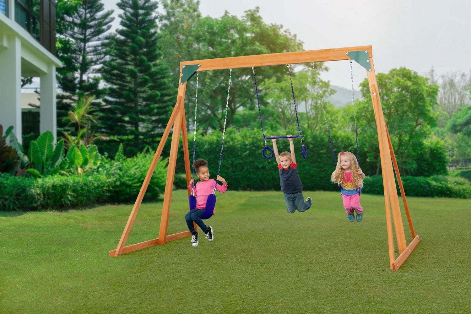 Balançoire en bois Trailside avec deux balançoires et trapèze - Disponible en 7 options de couleur !