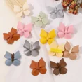 thumbnail image 5 of Pinzas para el pelo de mariposa para niñas, horquillas seguras de cuero hechas a mano, diadema sólida de princesa PU, accesorios para el cabello de bebé, 2 u 8 piezas, 5 of 5