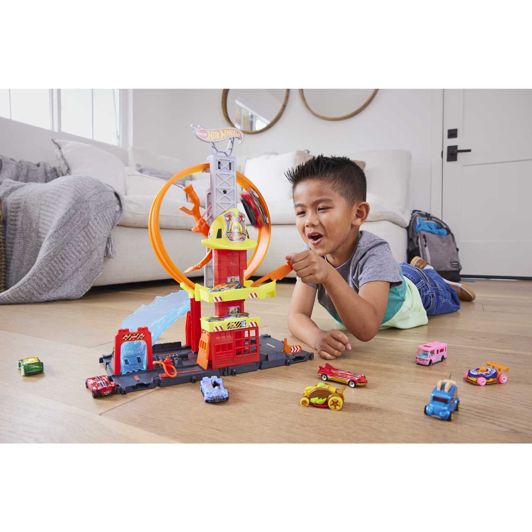 Hot Wheels City Super Loop Fire Station Playset & 1 Toy Firetruck in 1:64 Scale