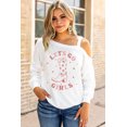 thumbnail image 4 of ABPHQTO Top con un hombro descubierto y estampado gráfico de Let's Go Girls Boots beige para mujer, 4 of 5