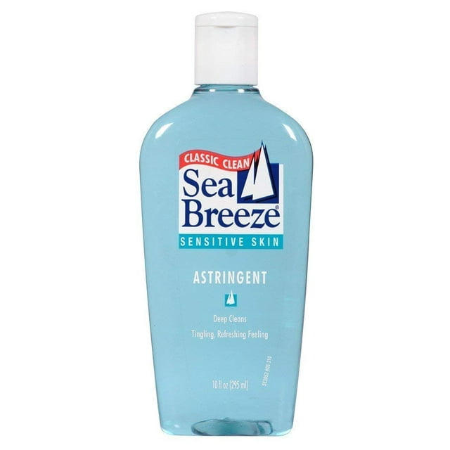 Sea Breeze Peau Sensible Astringent 10 oz (Lot de 6) dans une Bouteille en Plastique Transparente avec un Bouchon Blanc. l'Étiquette Présente le logo Sea Breeze avec une Icône de Voilier, et un Texte Indiquant « Nettoyage Classique » et « Peau Sensible ». le Produit Est Décrit comme un Nettoyage en Profondeur avec une Sensation de Picotement et de Fraîcheur, Convient pour Enlever l'Huile, la Saleté et le Maquillage Sans Séchage Intense. la Bouteille Contient 10 fl oz (295 ml) d'Un Liquide Bleu Pâle