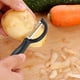 thumbnail image 4 of CHAO Pelador de verduras universal de 2 piezas, pelador de verduras manual, pelador de patatas y verduras de acero inoxidable con hoja afilada, cuchillo pelador, kit de mango ergonómico, 4 of 5