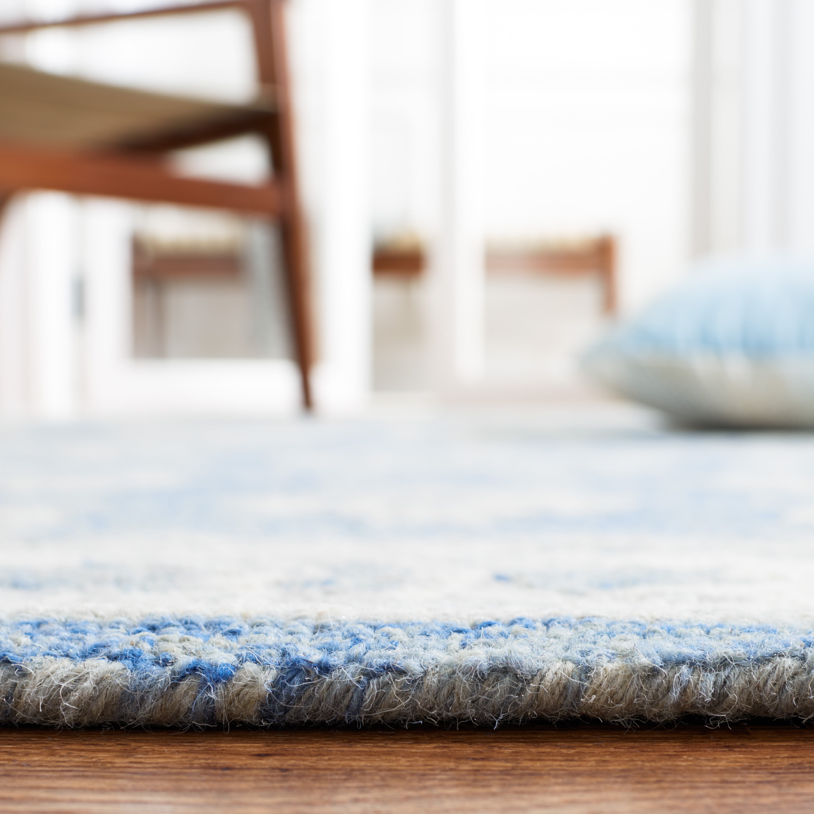 SAFAVIEH Micro-Loop Larry Oriental Runner Rug, Blue/Ivory, 2'3" x 7'