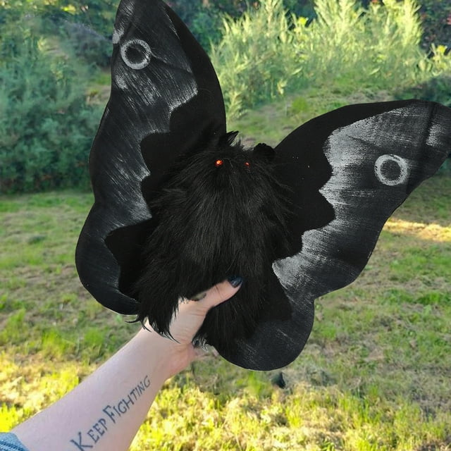 Gothic Mothman Peluche Cherche un Foyer d'Amour et Magique