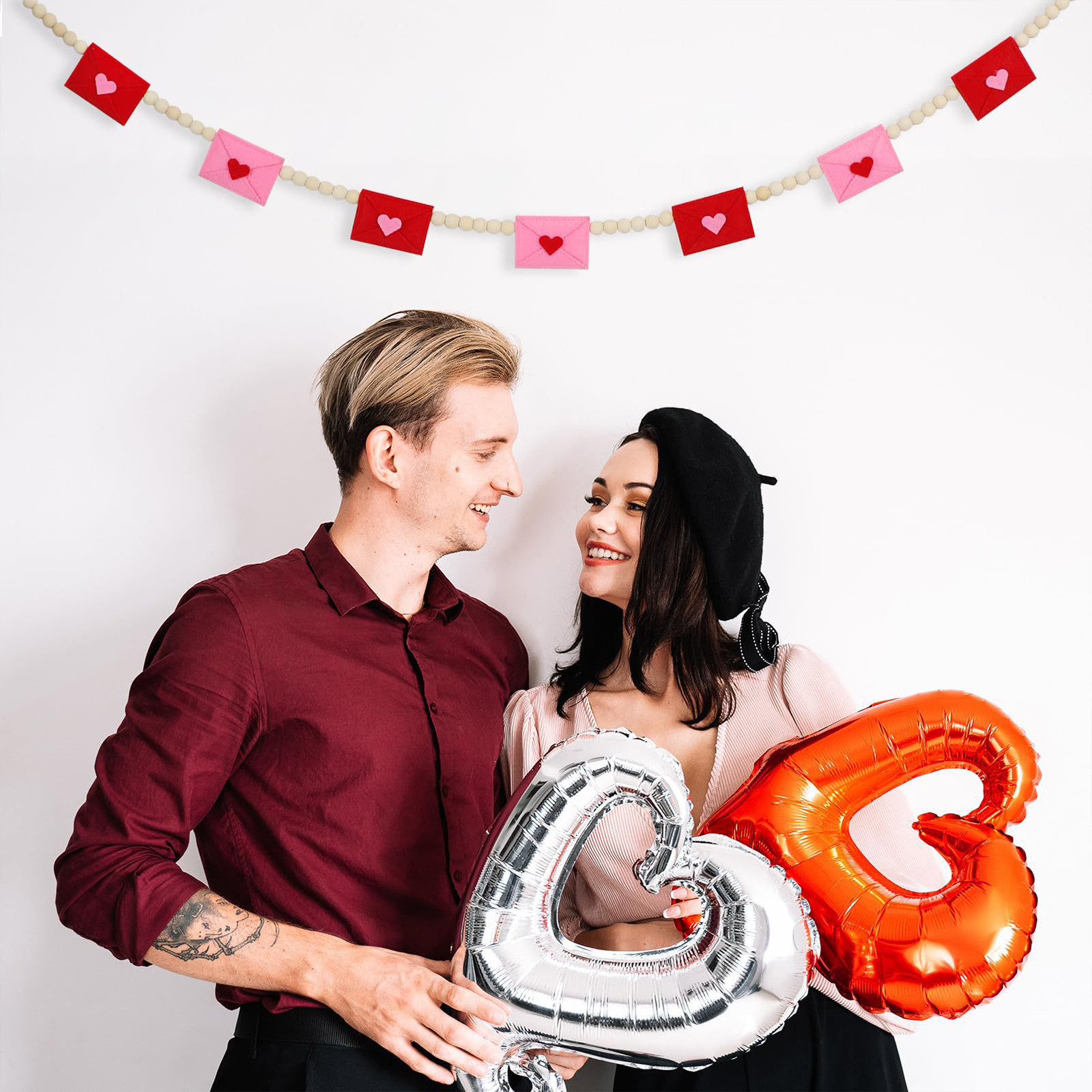 Valentine's Day Banner with Heart Shaped Felt Envelopes and Wooden Pennants, Adjustable Rustic Wall Decor for Valentine's Party and Home Decorations