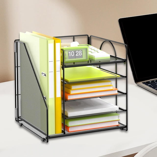 organizador para escritorio de 5 niveles práctico rectangular la medilla de medilla de la capacidad negro vista 3/4 de organizador de malla metálica negra con cinco bandejas apiladas y revistero lateral inclinado para carpetas A4; estructura de hierro reforzado, patas con topes de goma, dimensiones 31 x 31 x 30.5 cm, montaje sin herramientas, adecuado para cartas, papeles, cuadernos y accesorios de oficina; también suele usarse para clasificar correspondencia y suministros pequeños.