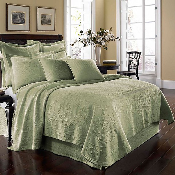Historic Charleston Collection Matelassé King Coverlet in Sage
