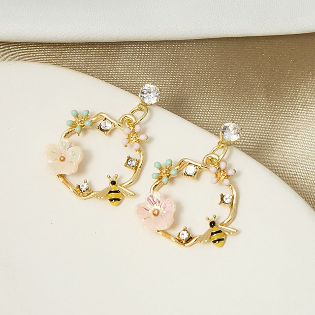 Pendientes de primavera y verano con forma de abeja y aguja plateada, con temperamento de hada estupenda, con forma de flor de concha