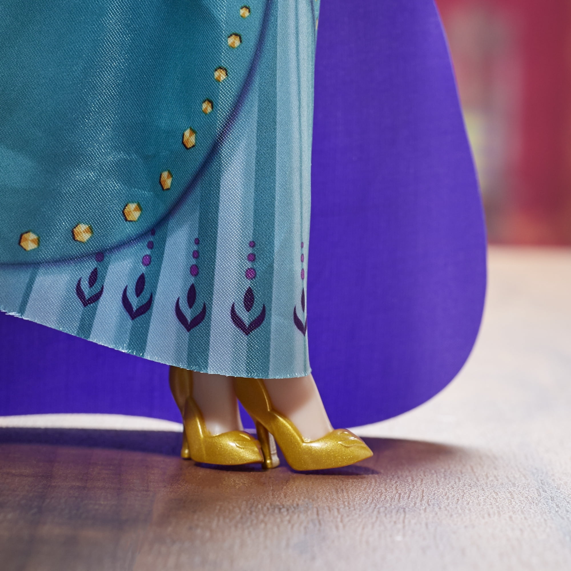 Disney's Frozen 2 Queen Anna Shimmer Fashion Doll, Removable Clothes and Accessories