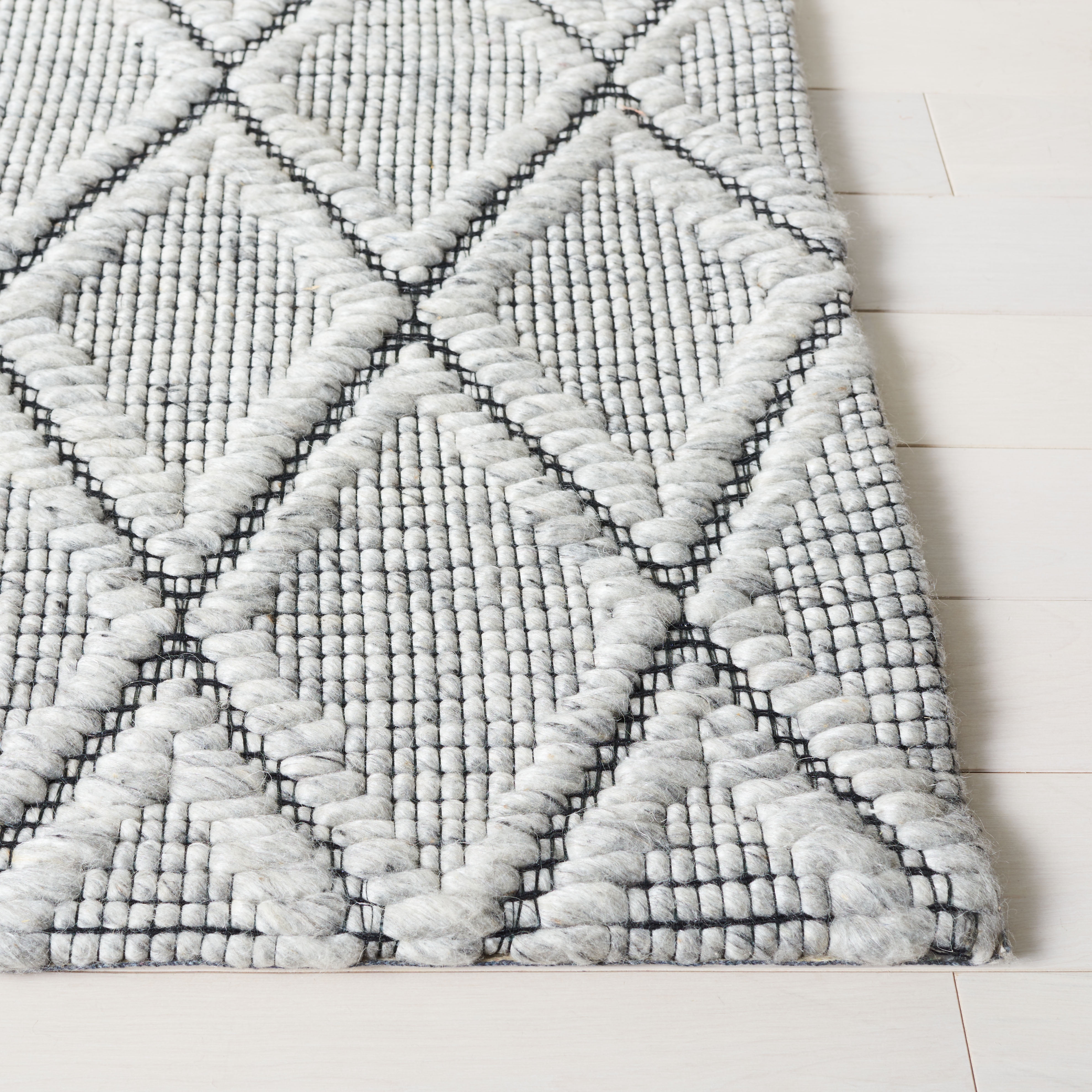 SAFAVIEH Marbella Aniyah Diamond Area Rug, Light Grey/Black, 8' x 10'