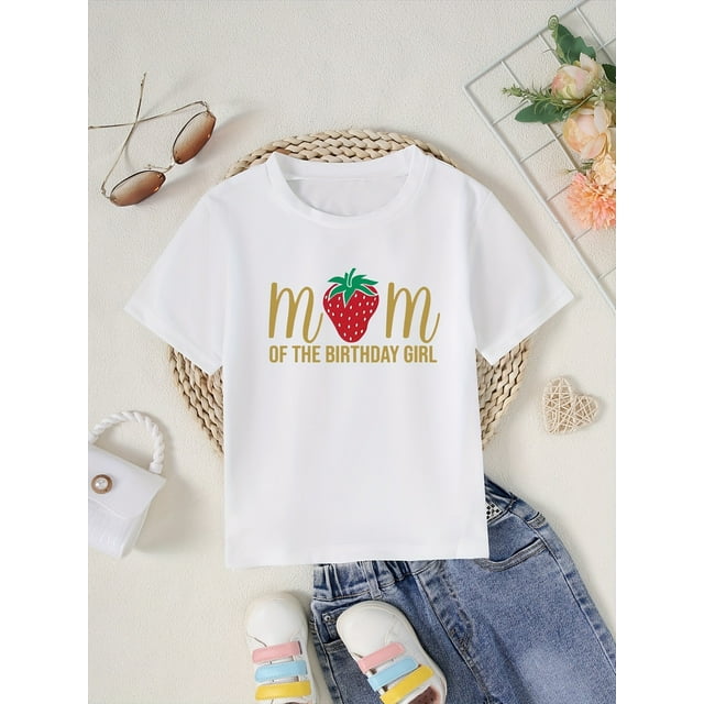 Adorable camiseta con estampado de fresa "Mamá de la cumpleañera" para niña - Poliéster morado suave, manga corta, cuello redondo, top informal de verano para niña