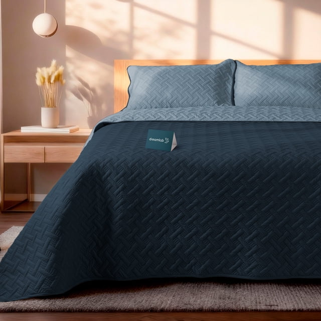 Colcha Ligera Pinsonic Doble Vista Dreamlab con 2 Fundas de Almohada, Edrecolcha Capitonada Reversible Ultrasuave, Edredón de verano, Individual Tape, Azul Mezclilla y Azul Noche