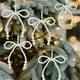 thumbnail image 5 of Juego de 5 coronas decorativas navideñas con lazo de perlas | Adornos de plástico blanco de 12 cm | Decoración elegante para armarios y árboles de Navidad | Adornos para cajas de regalo | Ligeros y, 5 of 6