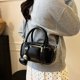 thumbnail image 2 of Bolso de mano estilo almohada de moda coreana para mujer, nuevo bolso de hombro informal sencillo, bolso de mensajero de alta gama y moderno 2025, 2 of 5