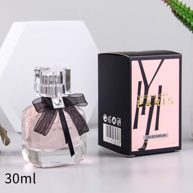 elevate your senses: women's perfume eau de toilette spray with fresh flower citrus fragrance, 1.0 oz frente de botella clara de 30 ml (1.0 oz) con líquido rosa pálido, cuerpo facetado rectangular y tapa cuadrada transparente atada con moño negro de tul; caja negra y rosa con letras doradas a la derecha sobre superficie neutra. a menudo usado como fragancia compacta para bolso o viaje.