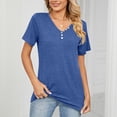 thumbnail image 3 of Top casual de manga corta para mujer con decoración de botones, cuello en V, camiseta suelta de poliéster para verano, azul brillante XXL, 3 of 6