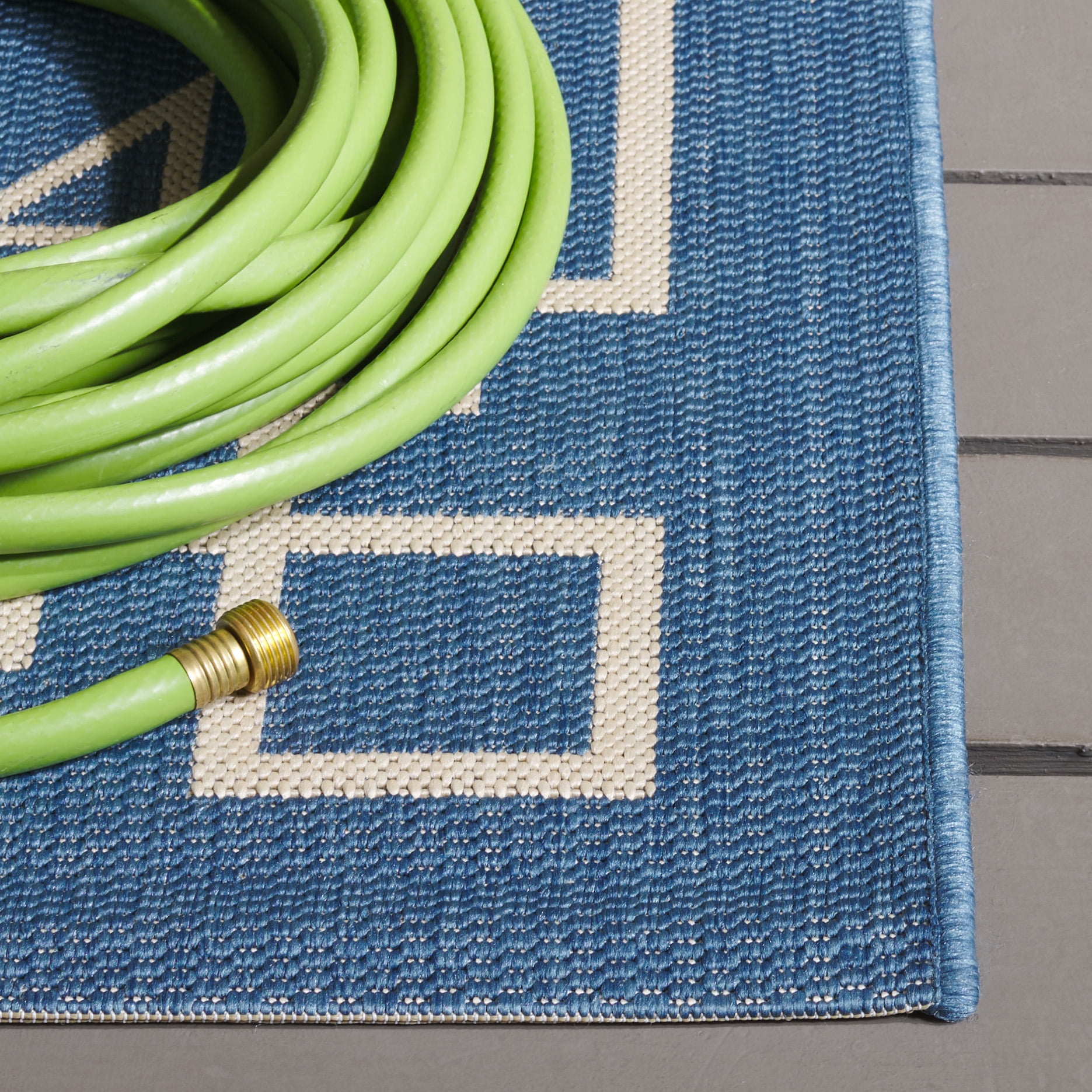 SAFAVIEH Courtyard Abagail Bordered Indoor/Outdoor Area Rug, Blue/Light Beige, 5'3" x 7'7"