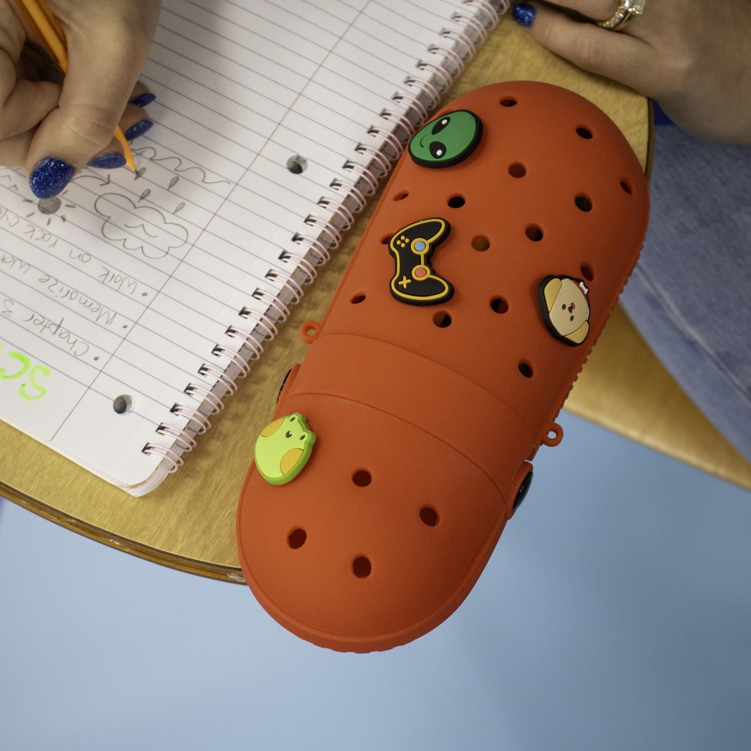 Trousse à crayons à breloques Art 101, Rouge