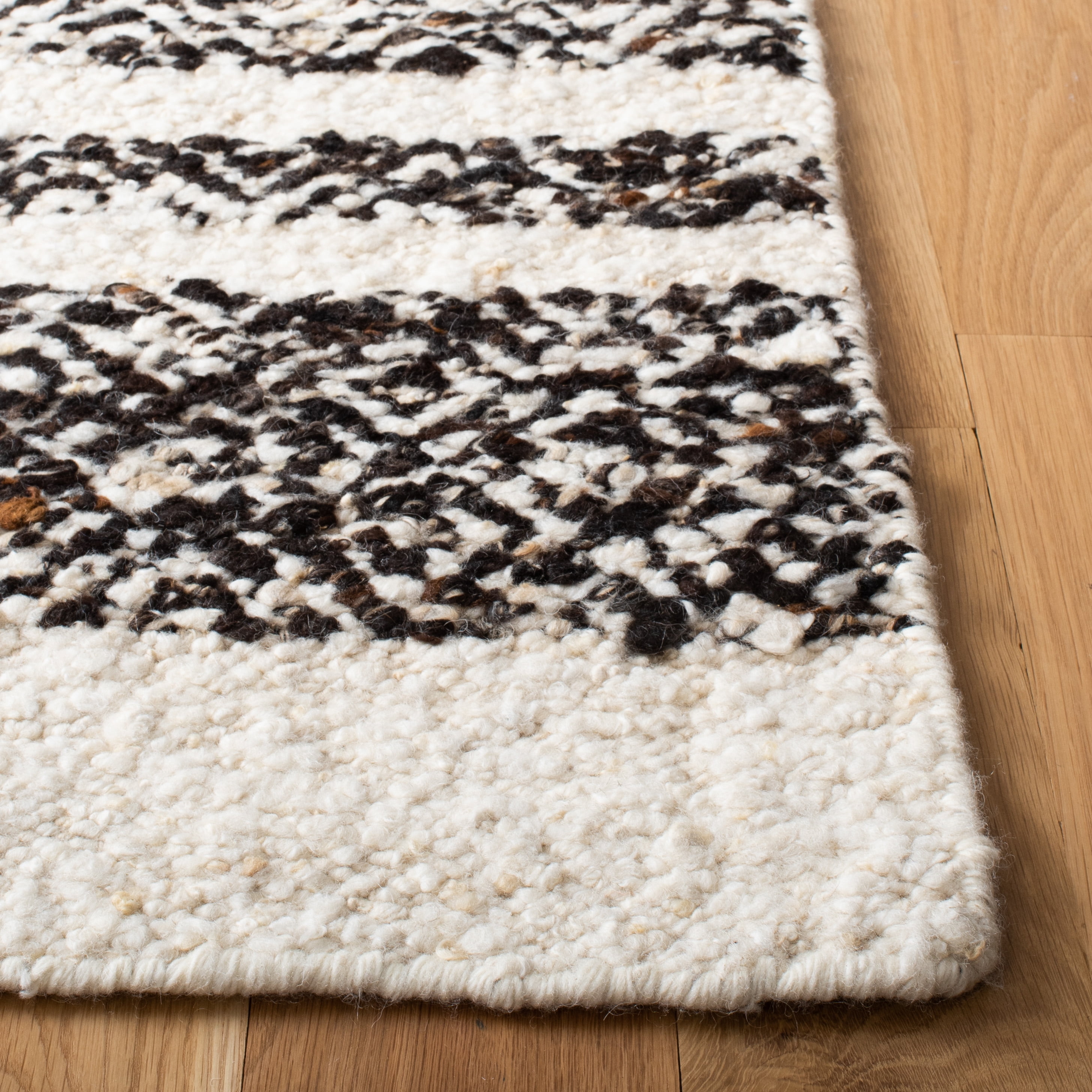 SAFAVIEH Natura Zyana Geometric Striped Area Rug, Black/Ivory, 3' x 5'