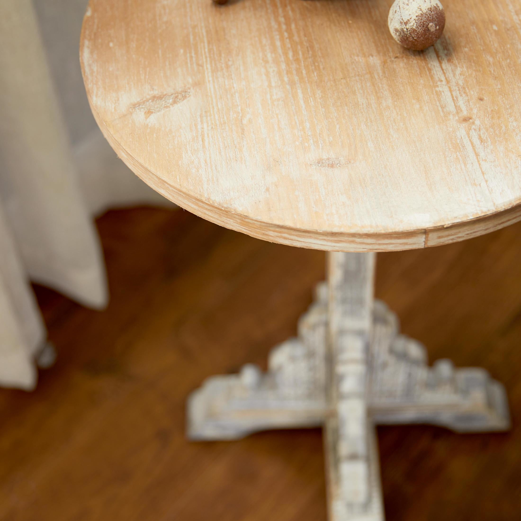 DecMode Farmhouse Wood Round Accent Table with Carved Floral Leg Stand and Brown/White Distressed Finish, 15"W x 23"H