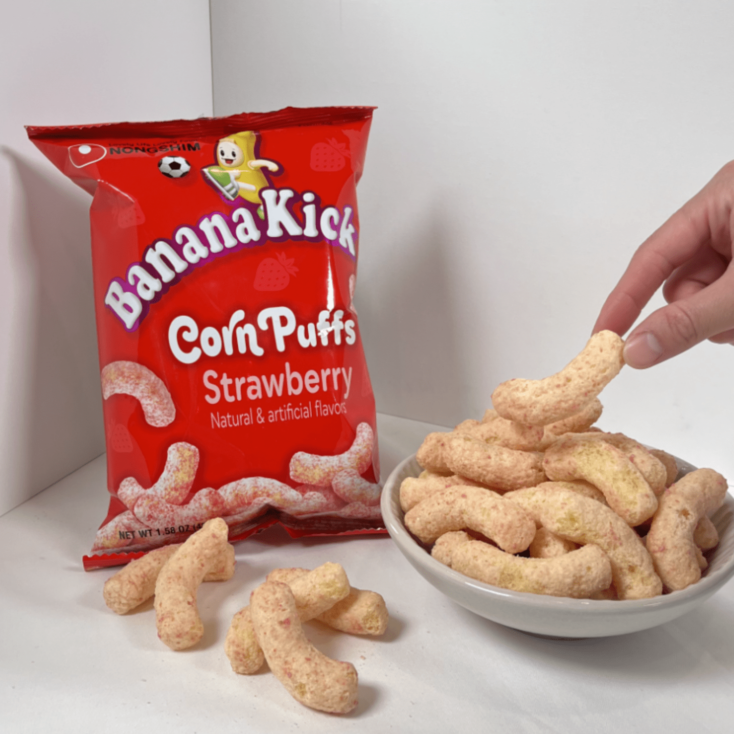 (8 pack) Nongshim Corn Puffs Strawberry Snack, 1.6 Ounces