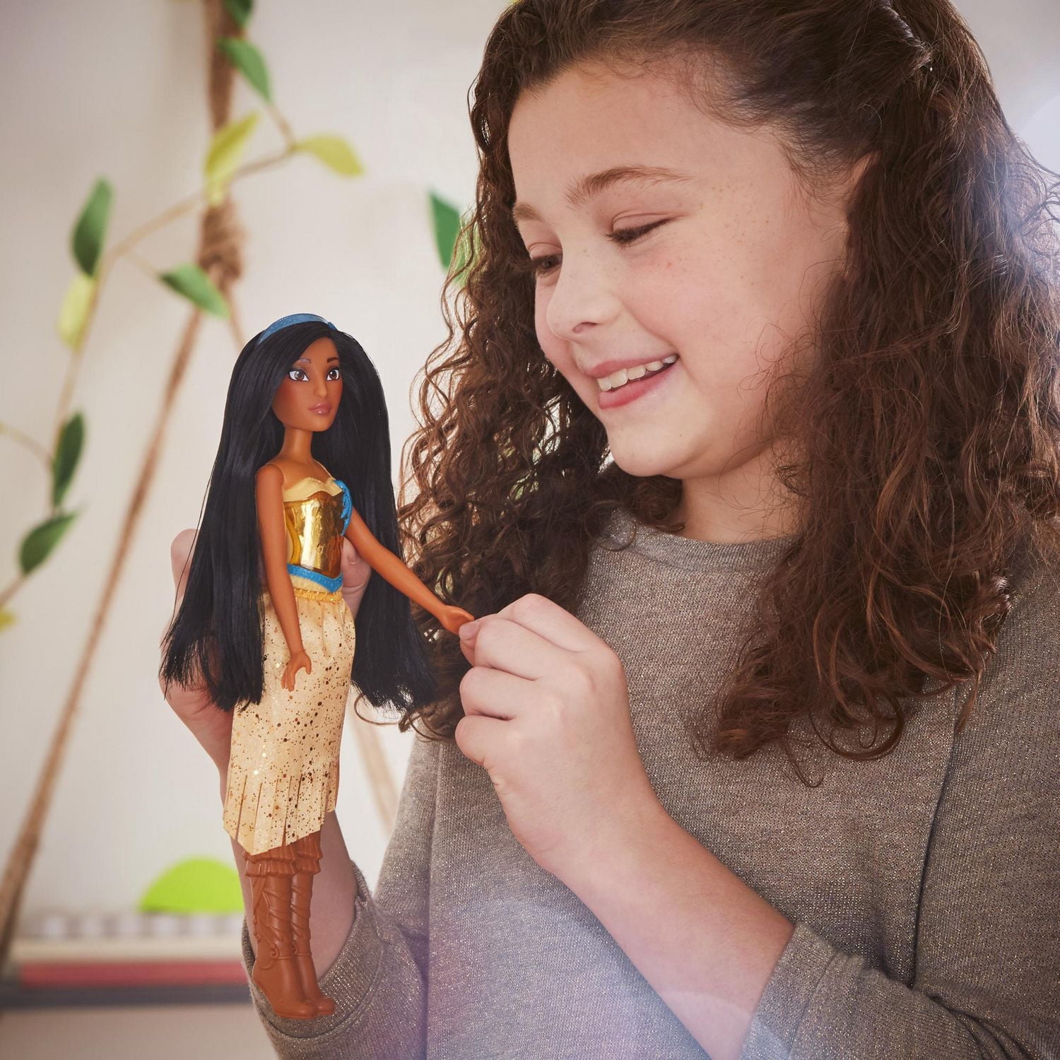 Disney Princess Royal Shimmer Pocahontas Doll with Skirt and Accessories