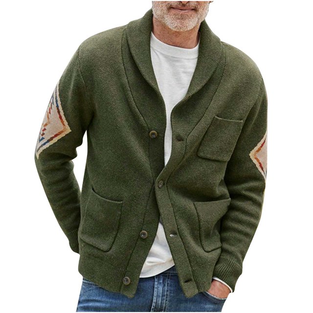 suéter de punto de botón de cárdigan de solapa de otoño e invierno de moda para hombre suéter de hombre Hombre con cárdigan de punto color ejercito verde, vista frontal 3/4 con solapa tipo chal y tres botones al frente; bolsillos aplicados delanteros y bolsillo en el pecho, tejido de poliéster de punto liso, parches geométricos en los codos, manga larga y corte de ajuste estándar sobre camiseta blanca en fondo neutro. Ocasión informal; también suele usarse como capa ligera para viajes o salidas.