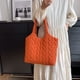 thumbnail image 4 of Bolso de mano acolchado para mujer, bolso de hombro grande, bolso de diseñador, bolso de trabajo con cremallera, bolso de mano de plumón, 4 of 6