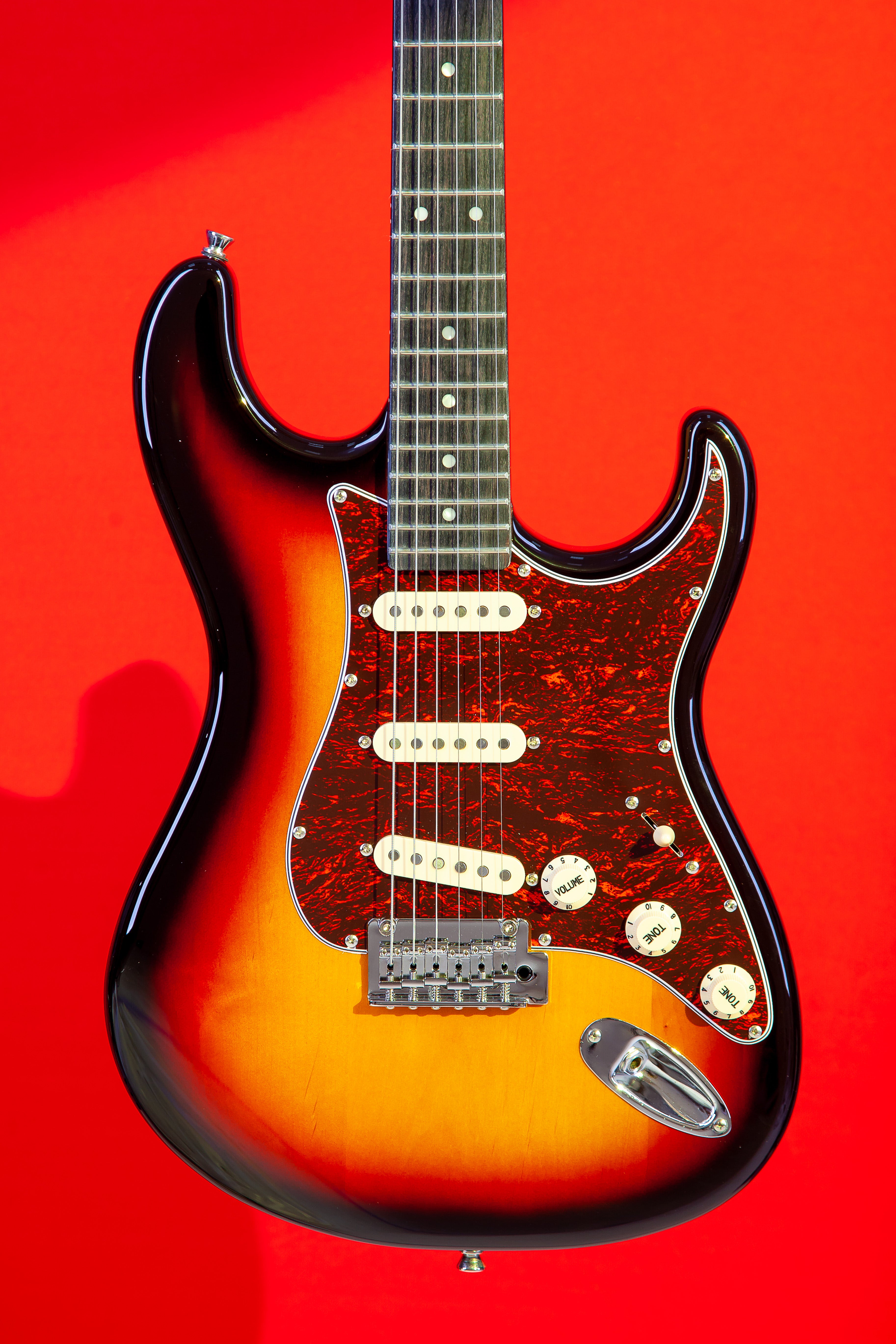 Tagima T-635 SB DF/TT Classic Guitar, Technical Wood Fretboard, Tortoise Pickguard, Sunburst
