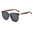 thumbnail image 3 of Lunettes Rétro Tendance à Forme Carrée - Verres Polarisés, Accents de Clous, Design Style de Rue - Parfaites pour Femmes et Hommes, Conduite Extérieure, Voyages et Tenue Décontractée, 3 of 5