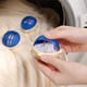 thumbnail image 4 of 3 bolas de lavandería reutilizables | Quitapelusas y atrapapelusas para lavadora y secadora | Protector de ropa antienrollamiento | Bolas de plástico para secadora (rojas, amarillas y azules), 4 of 5