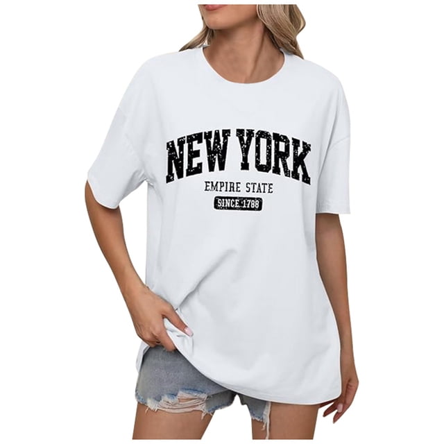 Camiseta informal de manga corta con hombros descubiertos y estampado de letras en inglés para mujer.