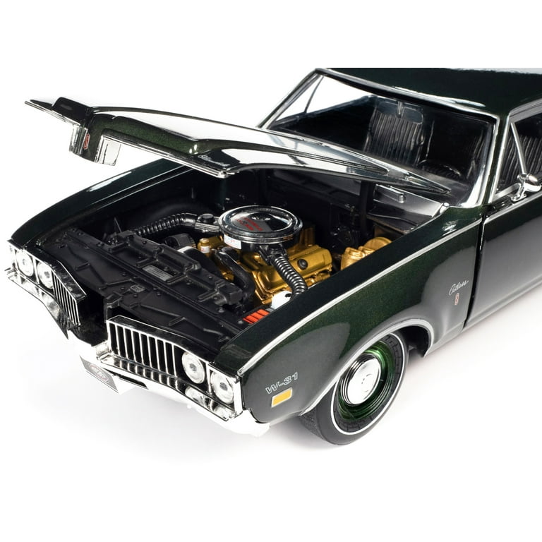 Autoworld AMM1271 1-18 Diecast 1969 Oldsmobile Cutlass S W-31 Post