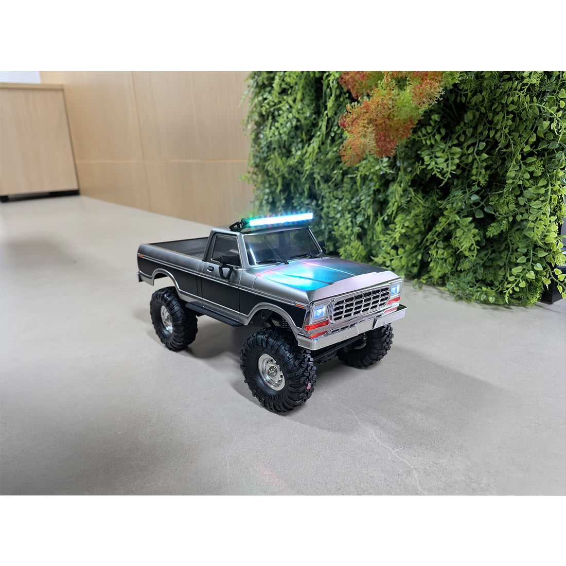 RC Pickup Crawler, 1/16 Scale 4WD Pickup-Style Car with Metal Chassis, Independent Suspension & LED Lighting for Indoor Driving, Outdoor Crawling, Ideal for Adults, Long Playtime (Black)
