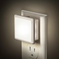 thumbnail image 1 of Paquete de 2 luces nocturnas enchufables a la pared, luz nocturna enchufable con sensor de luz del atardecer al amanecer, blanco suave de 3000 K, 0.3 W, luz nocturna LED para baño, adulto, 1 of 8