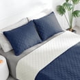 thumbnail image 2 of Juego de colchas reversibles dobles Easy-Going de 173 x 224 cm, color azul marino y marfil, 2 of 7