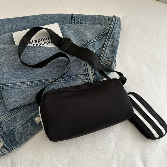 Bolso de viaje por parte de los hombres de mujer para acampar en el ciclismo al aire libre