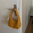 thumbnail image 3 of Bolso de mujer de otoño e invierno, color de contraste de moda moderna, bolitas de masa de cuero suave de PU simples, bolso de axila, 3 of 6