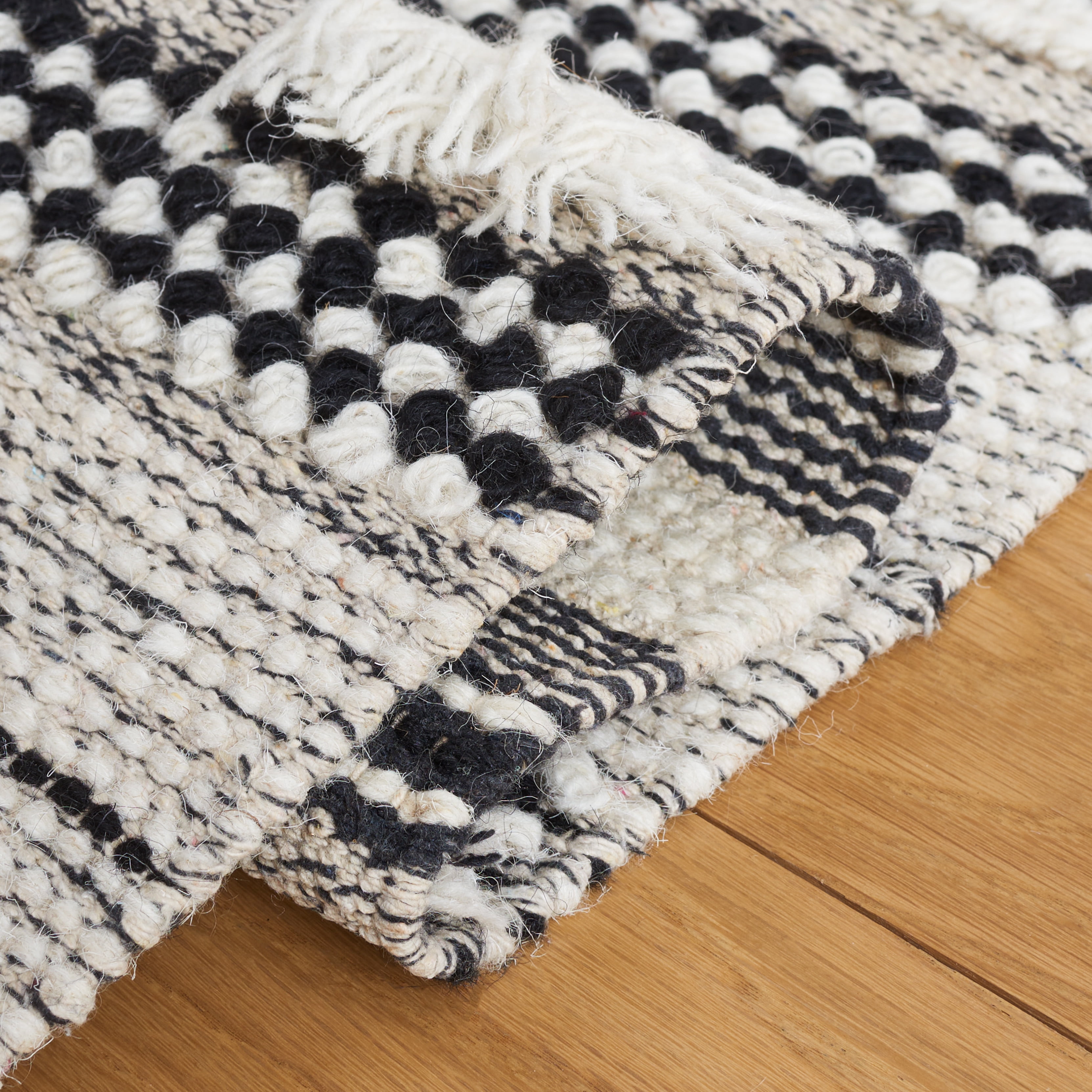 SAFAVIEH Natura Amanda Southwestern Area Rug, Black/Ivory, 5' x 8'