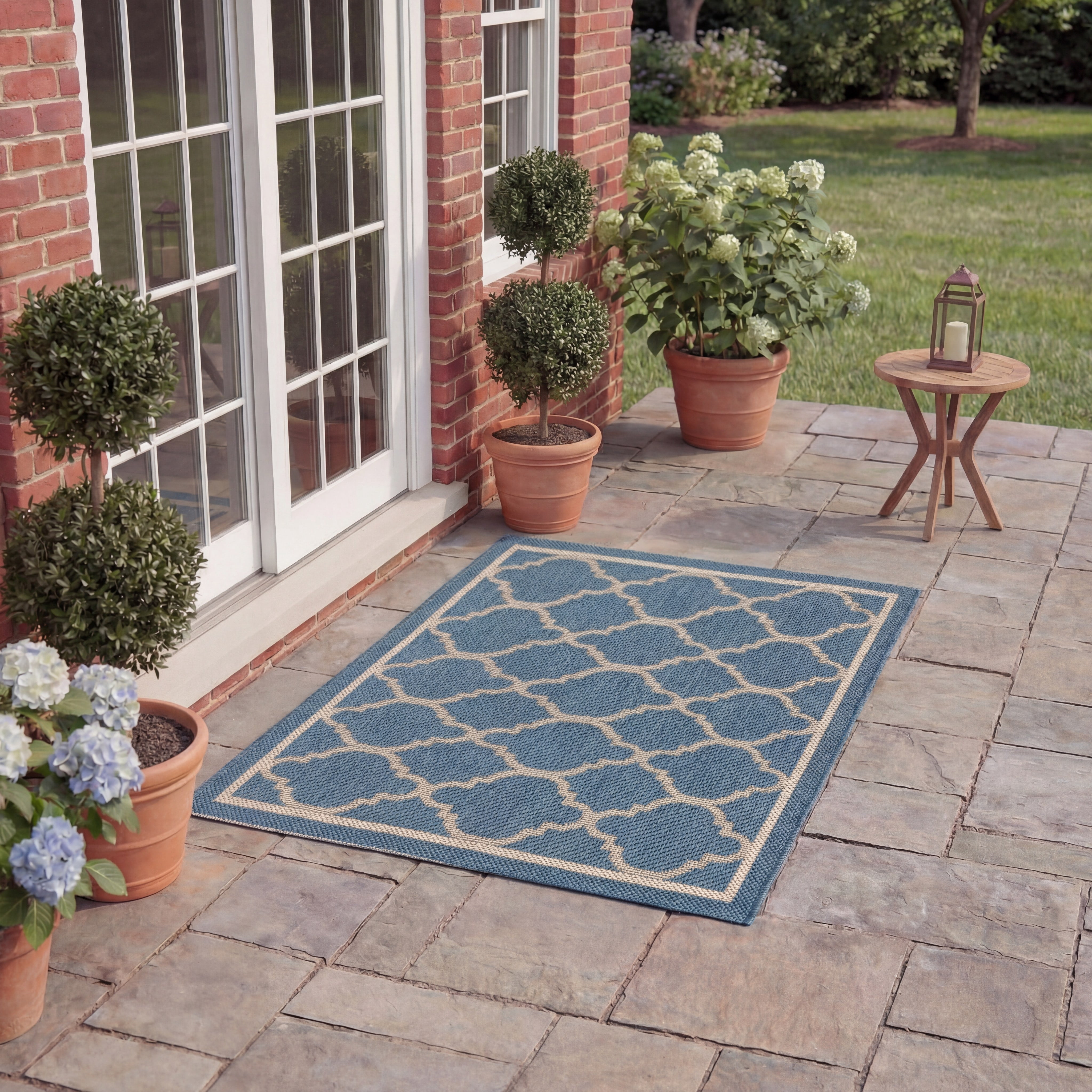 Safavieh Courtyard Alina Geometric Quatrefoil Indoor/Outdoor Area Rug, Blue/Beige, 4' x 5'7"